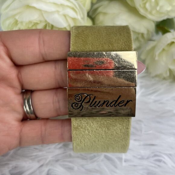 Plunder Design Fashion Jewelry Page Velvet Crystal Embellished Magnet Bracelet - Picture 5 of 5